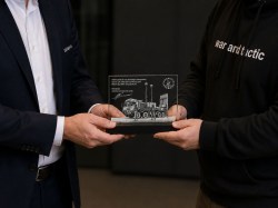Auszeichnungen und Geschenke_übergabe_80